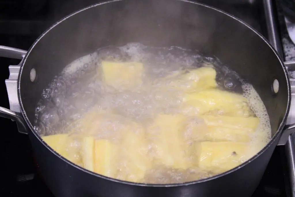 Boiling plantains for mangu